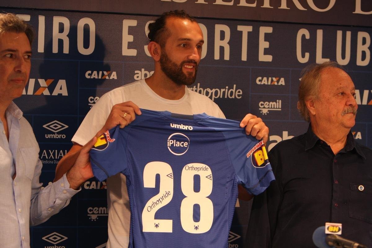 Atacante Barcos, o 'Pirata', vestiu a camisa 28 do Cruzeiro e falou sobre desejo de conquistar muitos ttulos
