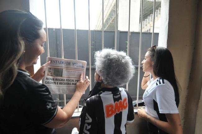 Familiares e amigos acompanham final do Mineiro na casa de dona Myrza Guimares, torcedora do Atltico vizinha do estdio Independncia