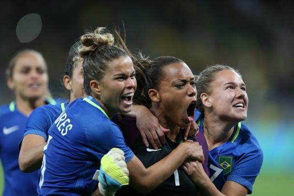 Imagens emocionantes das cobranas de pnaltis no Mineiro e da classificao do Brasil s semifinais do torneio feminino de futebol dos Jogos Olmpicos. Goleira Brbara pegou pnalti e deu vitria  Seleo por 7 a 6 sobre a Austrlia. Com 52 mil pagantes, estdio foi  loucura.