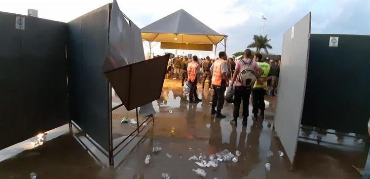 Torcedores são atendidos depois de briga generalizada no Mineirão, iniciada logo após o clássico entre Cruzeiro e Atlético. Tudo começou com invasão de atleticanos em camarotes de cruzeirenses. Segurança privada do estádio demorou a chegar e a conter o atrito. PM, também atrasada, precisou usar bombas de efeito moral. Imagens mostram atendimento dos feridos.