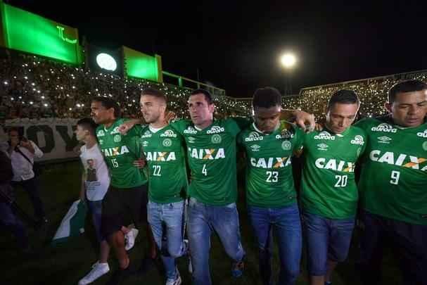 Foi na Arena ndio Cond que a Chapecoense deixou o 'anonimato' para ganhar os coraes de todos os brasileiros. Em seu estdio, o Verdo do Oeste mostrou toda sua valentia ao permanecer por trs anos seguidos na Srie A e, consequentemente, alcanar a deciso da Copa Sul-Americana. Pelo caminho ficaram gigantes como os argentinos Independiente e San Lorenzo e o colombiano Junior Barranquilla. Restava apenas o poderoso Atltico Nacional, melhor clube da atualidade na Amrica do Sul. Dentro de campo, a Chape no pde dar sequncia  sua bravura, pois acabou vitimada por um acidente areo que matou quase toda sua delegao nas proximidades de Medelln, na Colmbia. Mas, se depender do amor de uma multido, o clube renascer. A mesma Arena Cond que foi palco de trs acessos - da Srie D para a C, em 2009; da C para a B, em 2012; e da B para a A, em 2013 -  o local onde milhares de torcedores prestam as ltimas homenagens aos falecidos. Sempre, claro, com a esperana de que a agremiao se reerguer e dar continuidade ao belo trabalho recente. Vamos, vamos Chape!!! (CRDITO DAS IMAGENS: NELSON ALMEIDA/AFP)