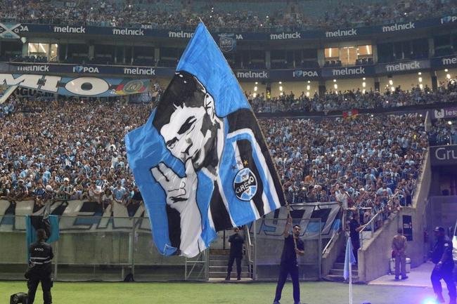 Luis Surez foi apresentado na Arena Grmio nesta quarta-feira (4/1)
