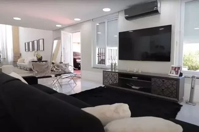 Imagens da manso em So Paulo que est  venda pelo atacante Luiz Adriano, do Internacional