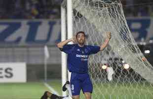 Bastante identificado com o rival Atltico, pelo qual contabilizou 139 gols em 205 jogos, Guilherme chegou ao Cruzeiro em 2004 com status de grande contratao. Na Libertadores, ele formou dupla de ataque com o pentacampeo Rivaldo e marcou quatro gols em sete partidas. O time foi eliminado nas oitavas de final pelo Deportivo Cali-COL.