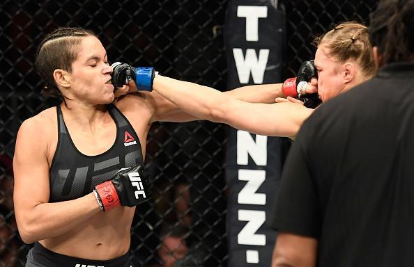 Amanda Nunes (luvas vermelhas) venceu Ronda Rousey por nocaute tcnico em 48 segundos e manteve o cinturo dos galos