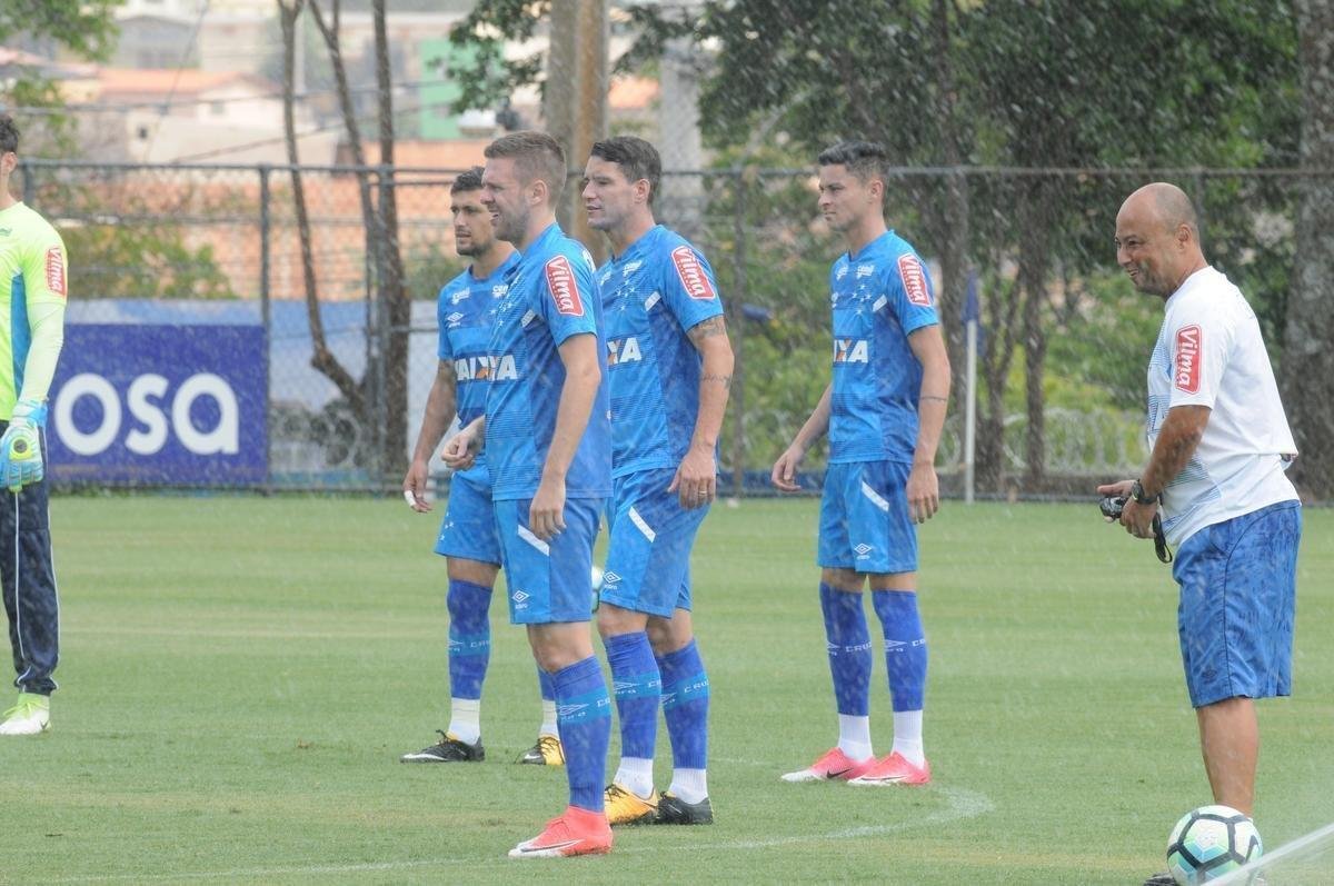 Imagens do treino do Cruzeiro desta sexta-feira (27/10), na Toca da Raposa II (fotos: Paulo Filgueiras/EM D.A Press)