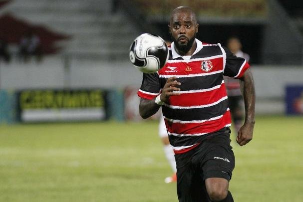 O primeiro semestre de 2016 teve o anúncio da saída da Penalty do Santa Cruz, mas, após não assinar com a Dry World, a fornecedora foi mantida no Arruda