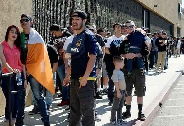 Com presença de imprensa e fãs, Conor McGregor e Nate Diaz participam de conferência em Los Angeles e esquentam clima para duelo no UFC 196