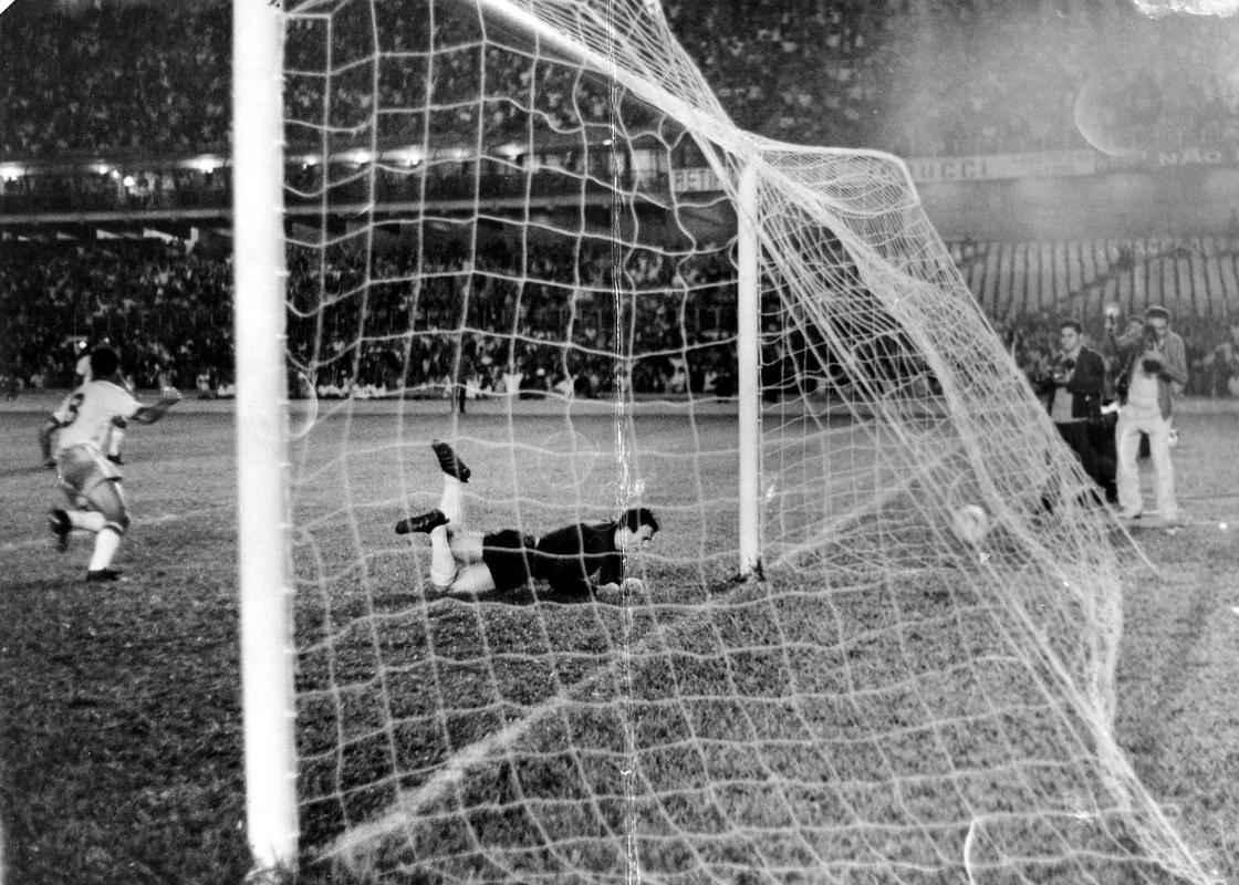Lances da vitria do Atltico sobre a Iugoslvia, por 3 a 2, de virada, no Mineiro, em 19 de dezembro de 1968. No amistoso, Galo representou a Seleo Brasileira e trocou preto e branco pelo verde e amarelo.
