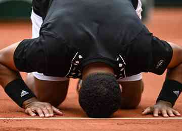 Tsonga foi ovacionado pelo público e se ajoelhou para beijar o chão da quadra, antes de receber homenagem do presidente da Federação Francesa de tênis
