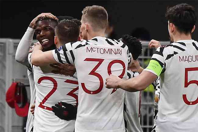 Pogba festeja o gol da classificação do Manchester United diante do Milan
