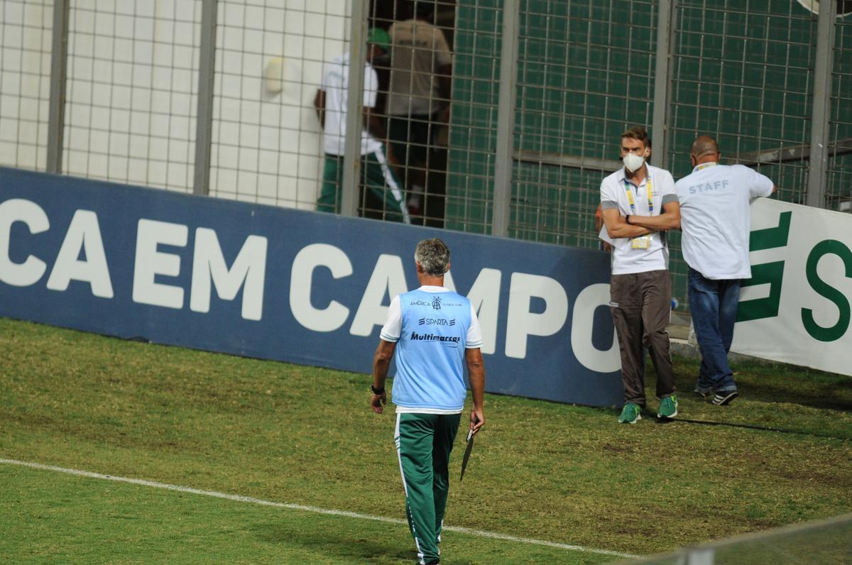Amrica perdeu ttulo da Srie B para a Chapecoense no saldo de gols. Depois de vencer o Ava por 2 a 1, no Independncia, jogadores assistiram aos minutos finais da partida da Chape pela TV, na beira do gramado. Os catarinenses fizeram 3 a 1 sobre o Confiana, com gol de Anselmo Ramon, de pnalti, nos acrscimos, e se sagraram campees. Americanos e tcnico Lisca ficaram arrasados no Horto com o vice-campeonato.