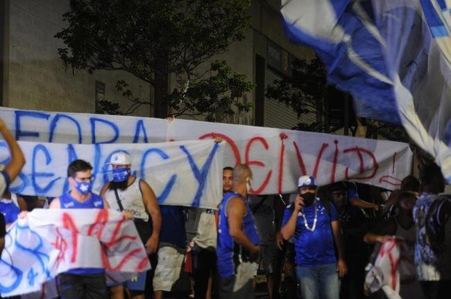 Torcida do Cruzeiro mira Srgio, Deivid e conselheiros em protesto no Horto, antes do jogo diante do Operrio-PR, pela Srie B
