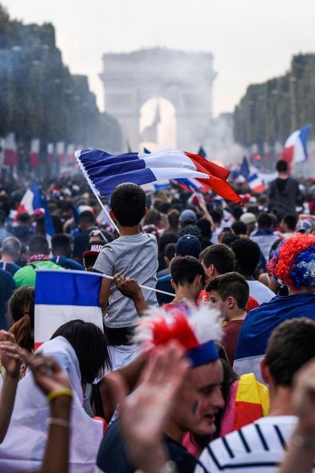 Torcedores franceses tomaram principais pontos tur�sticos e avenidas de Paris para celebrar o bi mundial