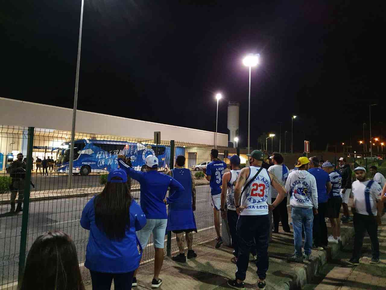 'Time Sem Vergonha': Cruzeiro é Recebido Com Protestos Em BH Após Nova ...