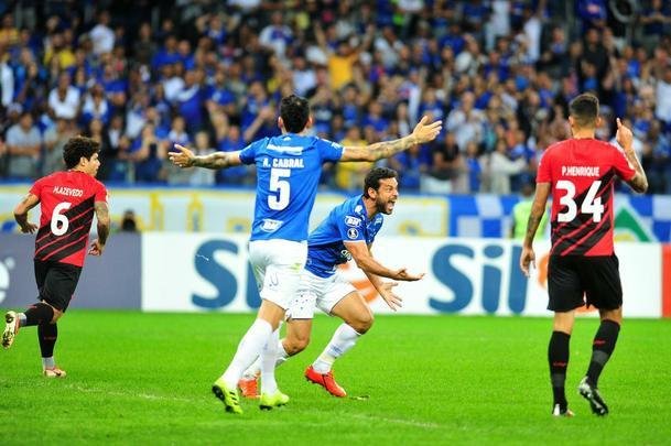 Lances do primeiro tempo de Cruzeiro x Athletico-PR, no Mineiro, pela 12 rodada do Brasileiro; time paranaense saiu na frente na etapa inicial com gol de pnalti do lateral Jonathan
