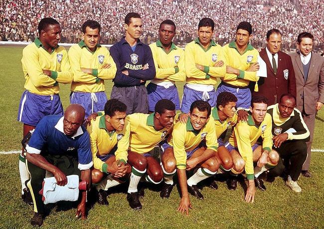 1962 - No segundo título mundial, em 1962, o Brasil manteve o padrão do uniforme de 1958. Um detalhe era diferente: o número da camisa não era verde, mas sim azul. Não há registros do uniforme azul daquele ano