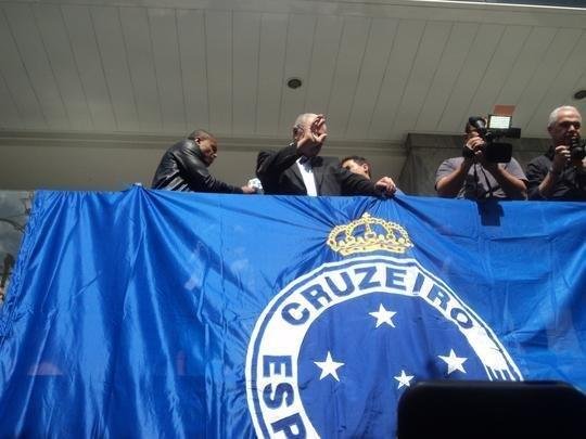 Novo reforo do Cruzeiro, Jlio Baptista foi recepcionado pelo presidente Gilvan de Pinho Tavares e acenou para torcedores da sacada da sede administrativa no Barro Preto