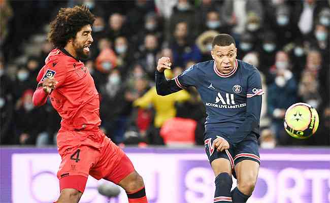 Mbappé disputa bola com o brasileiro Dante, do Nice: empate sem gols, mas vantagem mantida