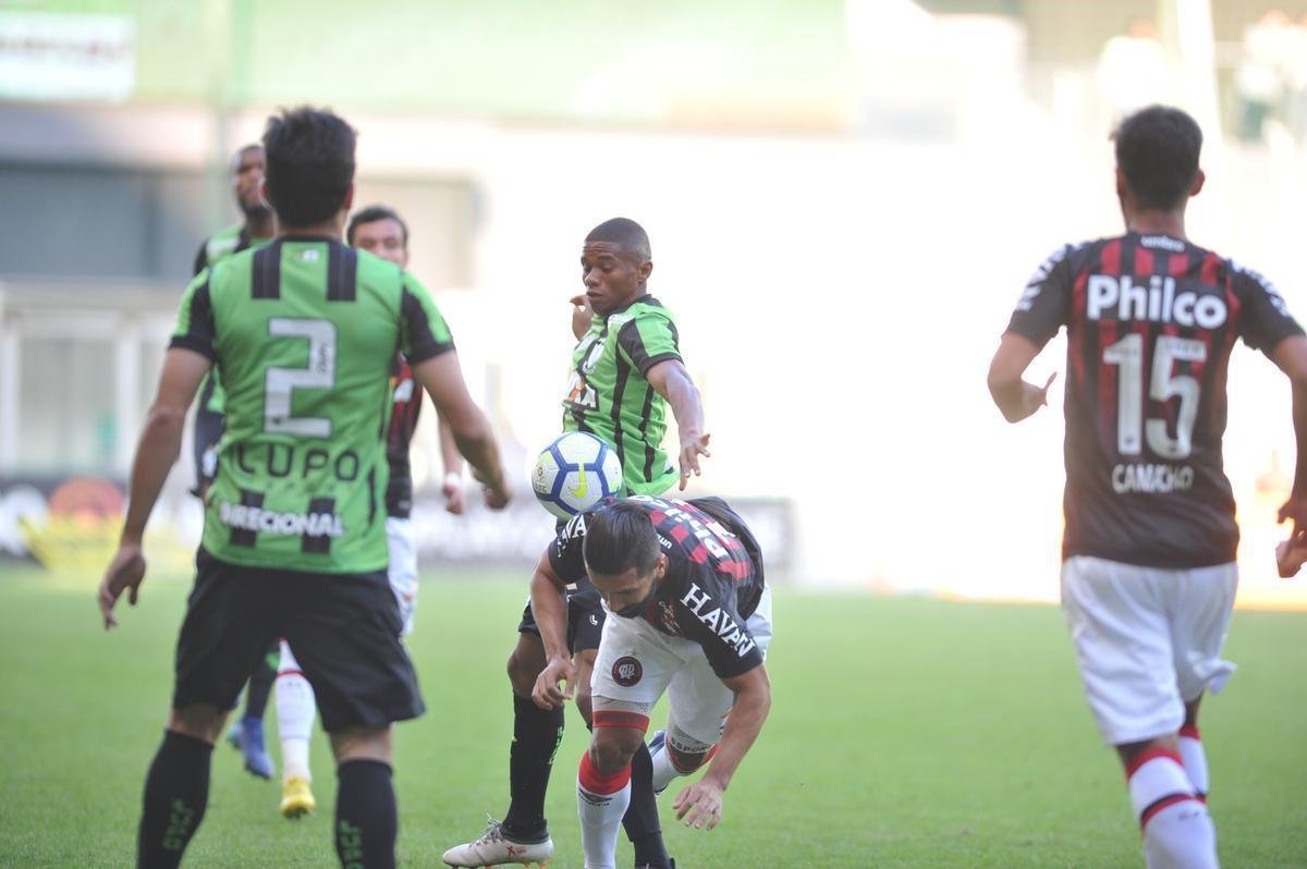 Amrica e Atltico-PR se enfrentaram em partida vlida pela 9 rodada do Campeonato Brasileiro