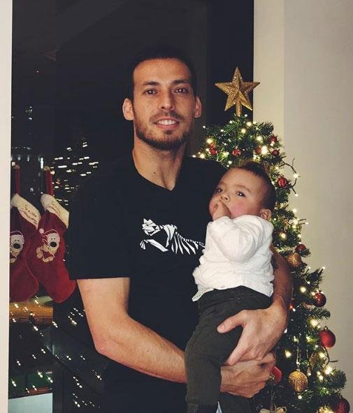 Atrasado? David Silva postou foto com o filho em frente  rvore de Natal