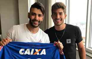 O cantor sertanejo Gusttavo Lima j fez shows vestindo o manto celeste. Ele  amigo de Pedro Loureno, dono do Supermercados BH, principal patrocinador do clube. Na imagem, o msico aparece ao lado do volante Lucas Silva, que o presenteou com uma camisa do Cruzeiro em dezembro de 2017.