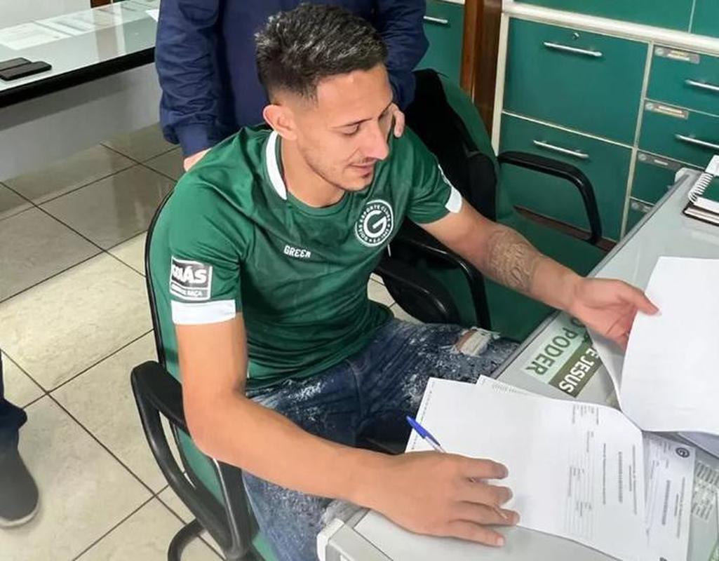 Gois contratou o atacante Breno