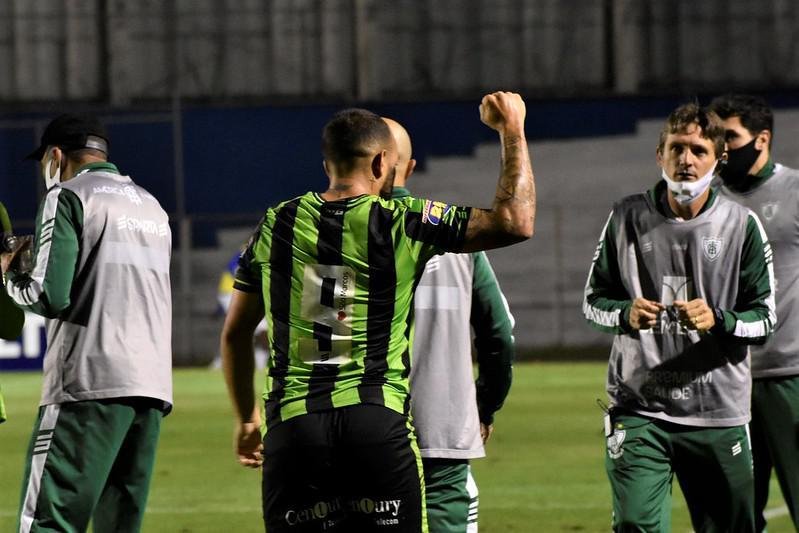 Fotos do duelo entre Paraná e América, pela Série B