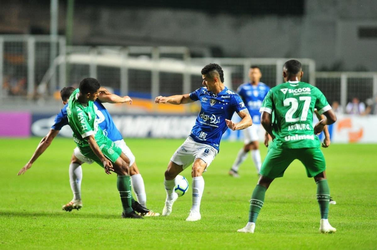 Com apoio da torcida, Cruzeiro recebeu a Chapecoense no Independncia 