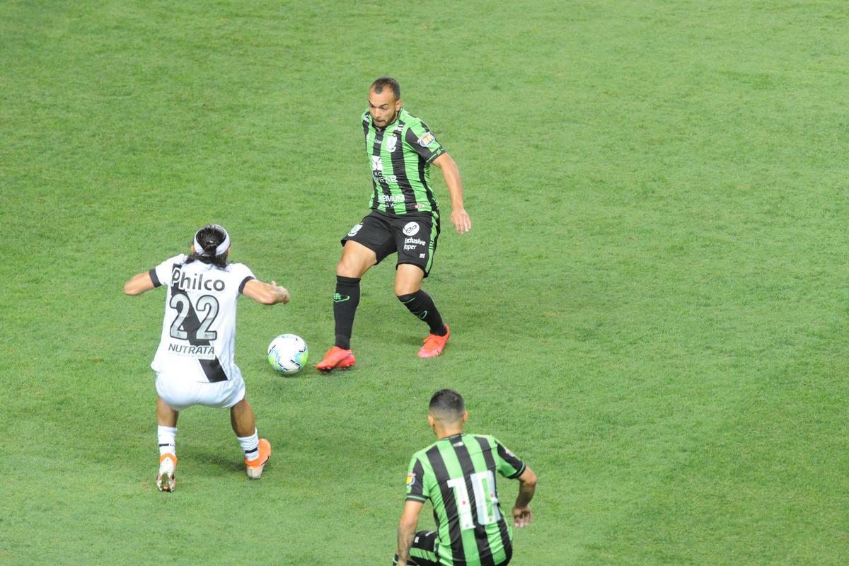 Fotos do duelo entre Amrica e Ponte Preta, no Independncia, em Belo Horizonte, em jogo de volta da quarta fase da Copa do Brasil