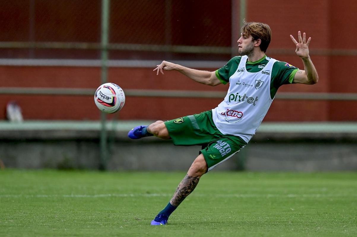 Amrica treinou nesta quinta-feira (10), no CT Lanna Drumond, visando o clssico de sbado contra o Atltico