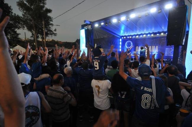 Caravana do Cruzeiro em Conselheiro Lafaiete, com a presena de Ronaldo Fenmeno. Milhares de torcedores cruzeirenses compareceram ao Parque de Exposies Tancredo Neves para prestigiar o evento oficial do clube