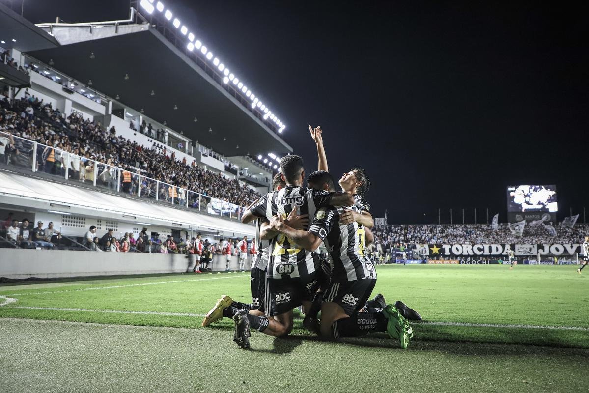 Fotos do jogo entre Santos e Atltico na Vila Belmiro, em Santos, pela 30 rodada do Campeonato Brasileiro