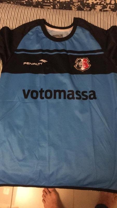 Camisa do Santa Cruz do ano de 2014 está entre as peças que o torcedor Sérgio Lêdo coleciona em seu acervo pessoal