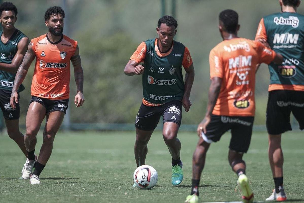 Comemorao pelo aniversrio do Galo e treino