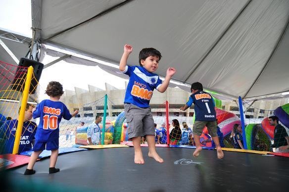 Crianas fazem a festa na esplanada Sul do Mineiro no aniversrio de 10 anos do Raposo; muitos brinquedos foram montados no local e houve at apresentao circense e de mgico