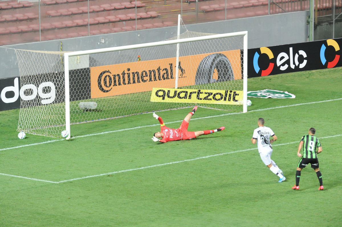 Fotos do duelo entre Amrica e Ponte Preta, no Independncia, em Belo Horizonte, em jogo de volta da quarta fase da Copa do Brasil