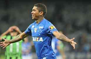 Raniel ampliou vantagem para o Cruzeiro e marcou terceiro gol, de cabea, aps sobra da zaga: 3 a 1