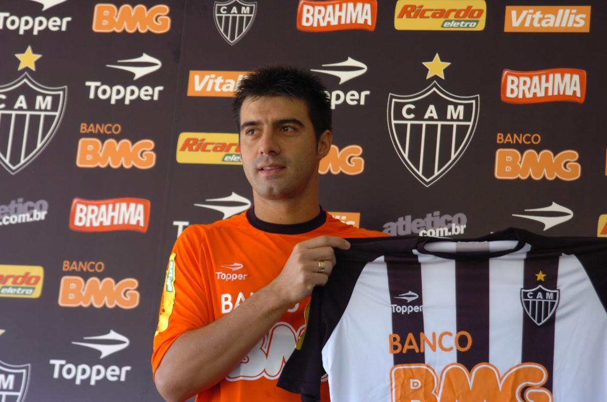 Julio Csar Cceres - Julio Csar Cceres foi contratado pelo Atltico em 2005. Na temporada, o zagueiro paraguaio marcou 3 gols em 20 jogos. Apesar de no conseguir evitar a queda do clube para a Srie B do Brasileiro, o zagueiro foi um dos destaques com a camisa do Galo. Ele voltou ao clube em 2010. Em sua segunda passagem pelo Atltico, Cceres no correspondeu. Foram 24 jogos (22 como titular). No incio de 2011, rescindiu com o Alvinegro.