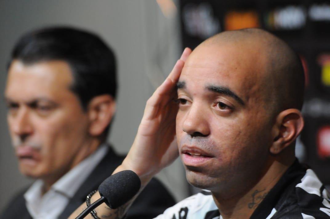 Diego Tardelli foi apresentado pelo diretor de futebol do Atltico, Rui Costa, neste domingo, antes do jogo contra a Caldense