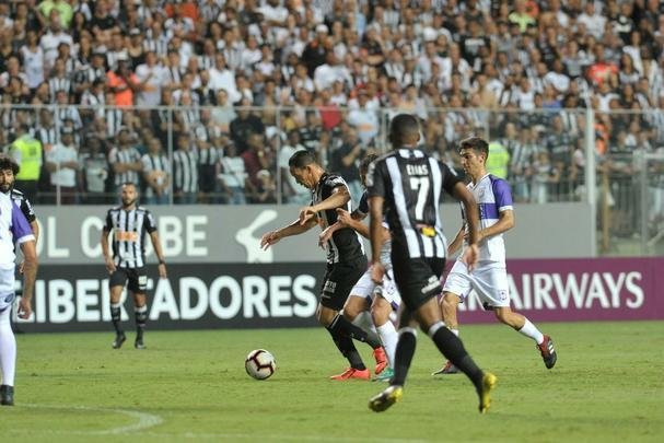 Lances do primeiro tempo do duelo entre Atltico e Defensor, pela terceira fase da Copa Libertadores