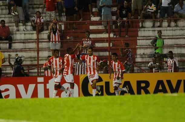 De 2011 a 2014, o Nutico voltou a vestir camisas fornecidas pela Penalty. Na foto, o modelo tradicional de 2011