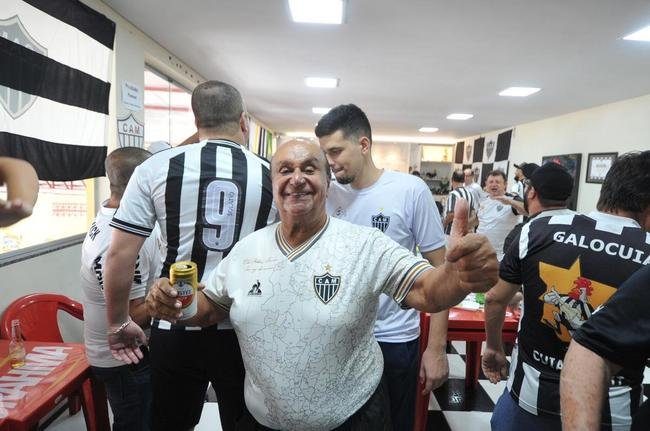 GaloCuia, nesse sbado (19), reuniu dezenas de atleticanos em 'concentrao' para a Supercopa do Brasil contra o Flamengo. As equipes se enfrentam no domingo, na Arena Pantanal, em busca do primeiro trofu da temporada 2022.