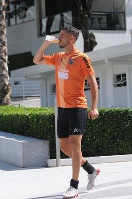 Treino do Atltico nesta segunda-feira, na Cidade do Galo, contou com a volta do meia  Juan Cazares. Direo no chegou a acordo para vend-lo a clube saudita. Tcnico Rafael Dudamel relacionou 23 jogadores para a viagem a Santa Fe, local da estreia na Sul-Americana, quinta-feira, contra o Unin-ARG. Jogador equatoriano ficou fora da lista.