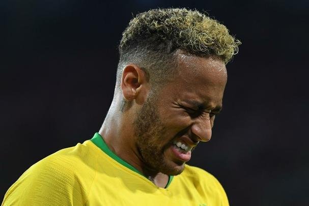 Poucas quedas, assistência e 'ousadia': a atuação de Neymar contra a Sérvia
