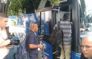 Imprensa, que espera na sede do clube, foi convidada a entrar em nibus do Cruzeiro para ir ao encontro de Ded, em local no revelado