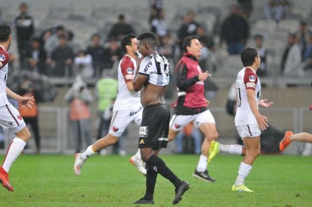 Atltico perdeu por 4 a 3 para o Coln nos pnaltis e foi eliminado da Copa Sul-Americana. Goleiro argentino Burin defendeu penalidades de Rver e Cazares