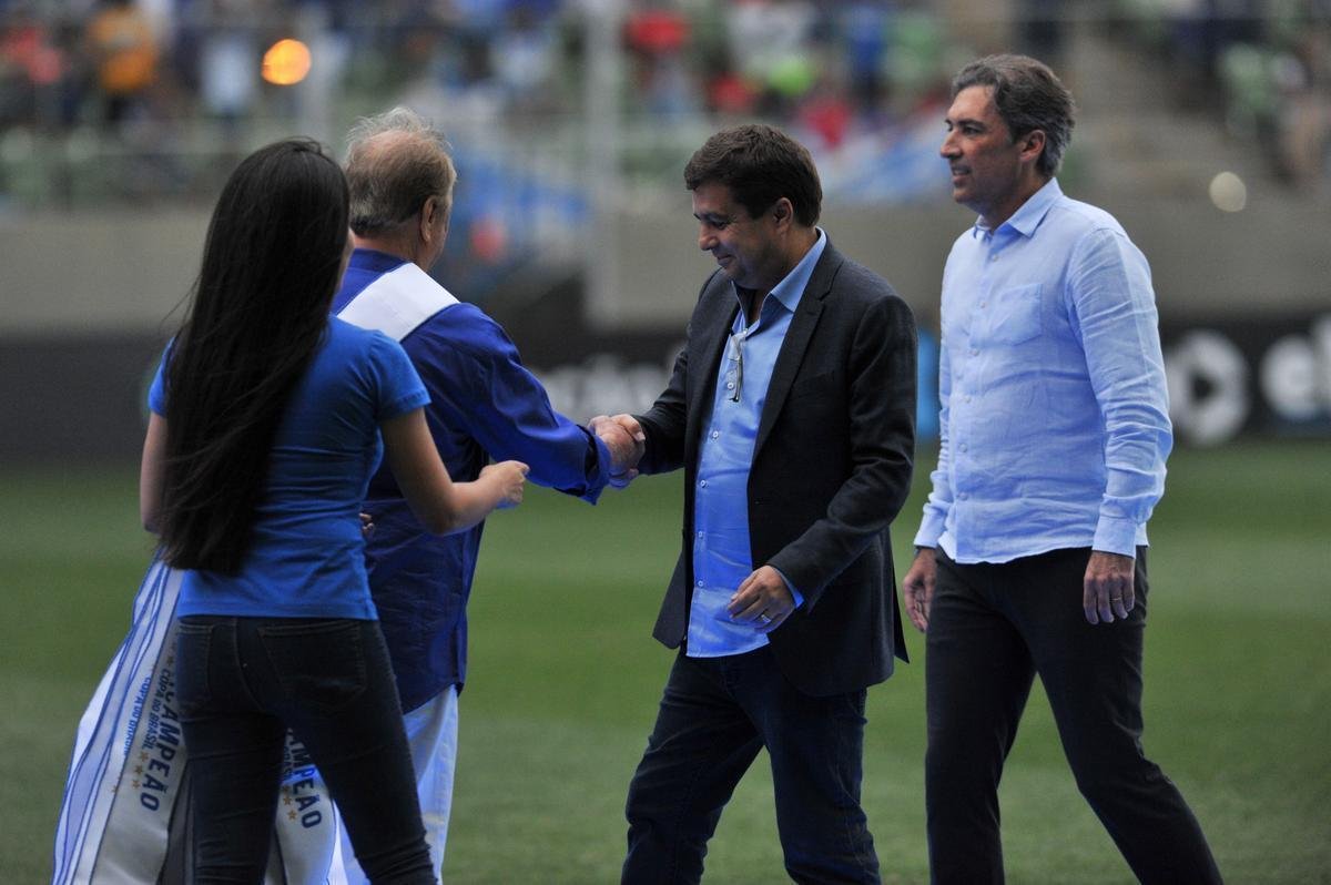 Jogadores, integrantes da comisso tcnica e dirigentes do Cruzeiro recebem faixas alusivas ao ttulo da Copa do Brasil