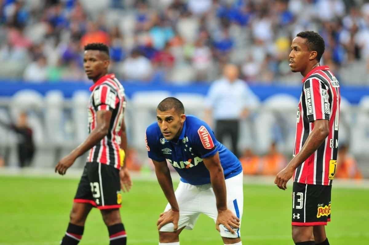 Partida no Mineiro marcou as estreias de Cruzeiro e So Paulo no Campeonato Brasileiro