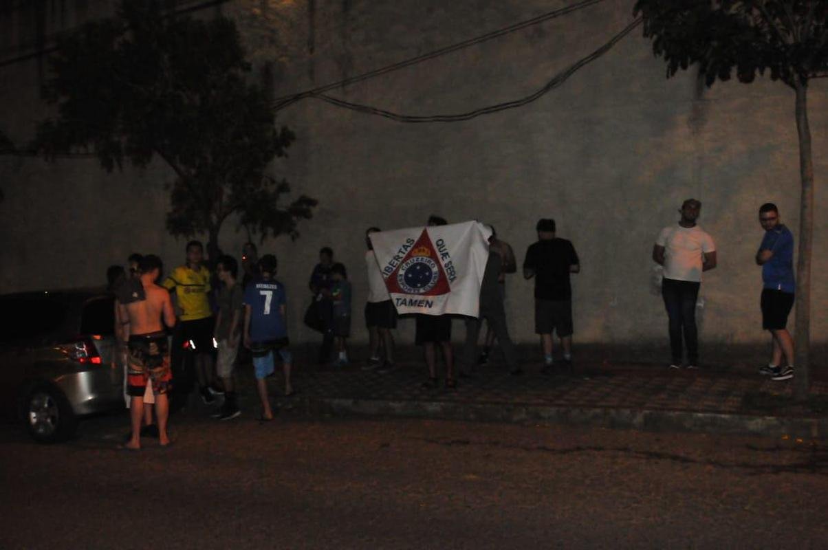 Protesto diante da residncia do presidente do Cruzeiro, Wagner Pires de S. Torcedores querem a renncia imediata do dirigente para que Conselho Gestor assuma o comando